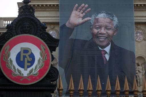 Mandela  :  drapeaux en berne sur l'Elysée ... 