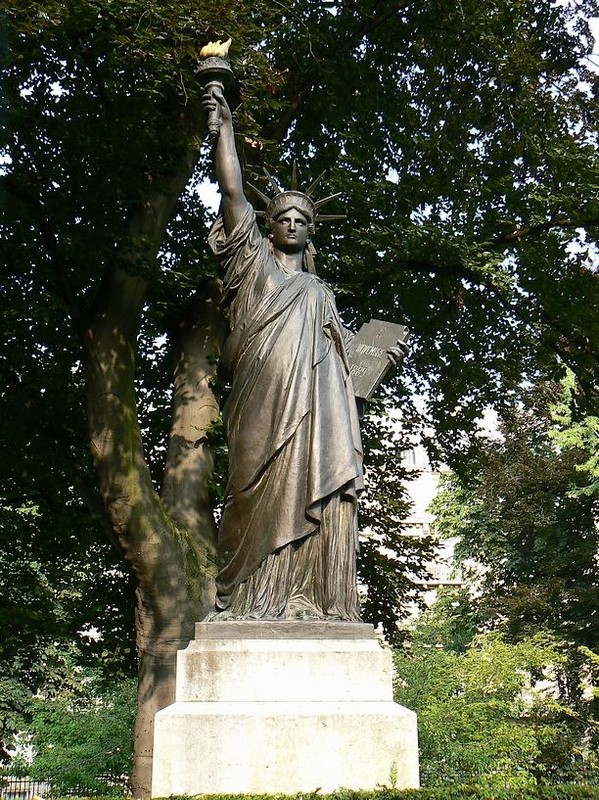 Statue de la Liberté dans les Jardins du Luxembourg !