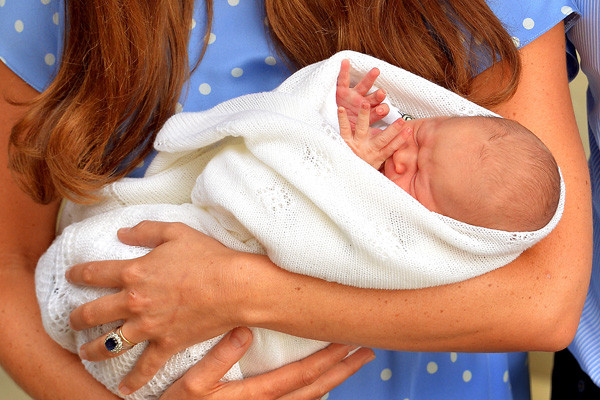 Le Royal Baby salue déjà ...  sortie de maternité     !