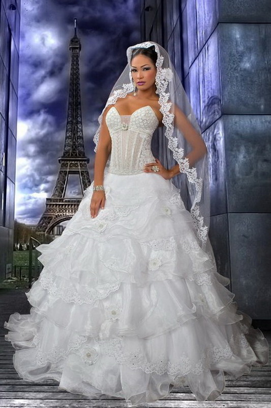 Une jolie mariée    ...    devant la tour eiffel  !