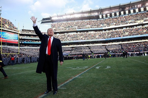 D. Trump salue la foule le 8 décembre à Philadelphie  ...
