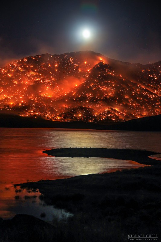 Colline en feu   ...  Comté d'Erskine en Californie !