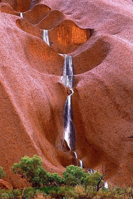 L’image du jour  ...  Cascades d’Uluru en Australie !