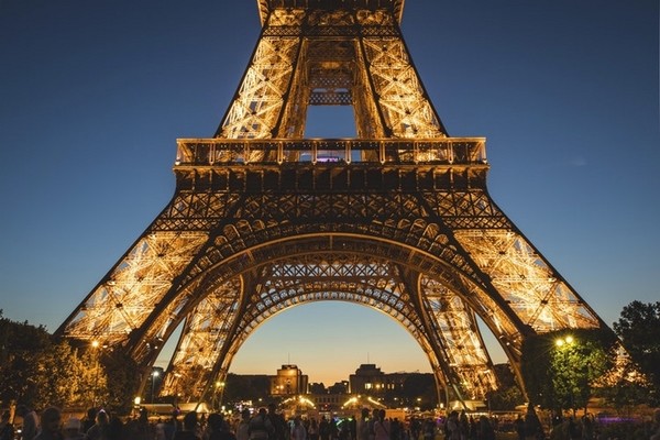 Vente aux enchères d’un escalier de la tour Eiffel  ...