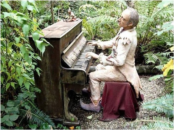 Belle sculpture en bois  ...  le pianiste   !