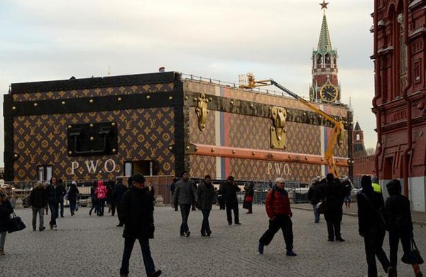 Une malle géante Louis Vuitton fait scandale à Moscou  !
