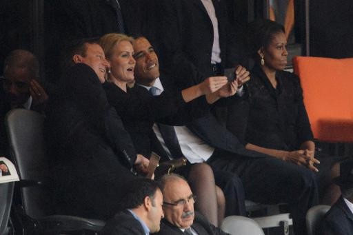 le "selfie" de Barack, David et Helle fait : parler ! 