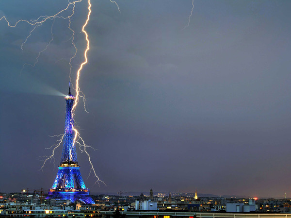 Une image rare    ...    Un éclair sur la Tour Eiffel  !