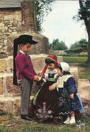 Enfants en costumes traditionnels ... de bretagne !
