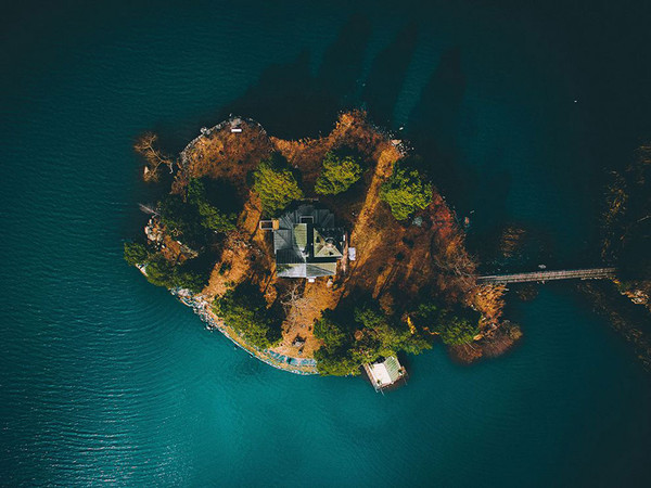 Maisonnette isolée au milieu d’un lac suédois  ...