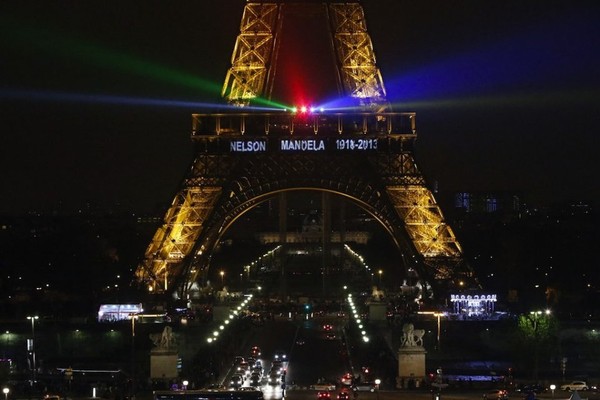 La tour Eiffel  s'illumine  ...  pour Nelson  Mandela  !