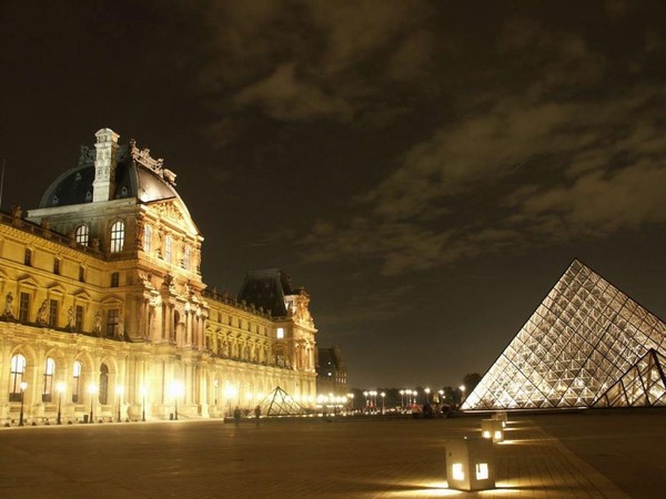 Paris By Night  ...   la Pyramide du Louvre !