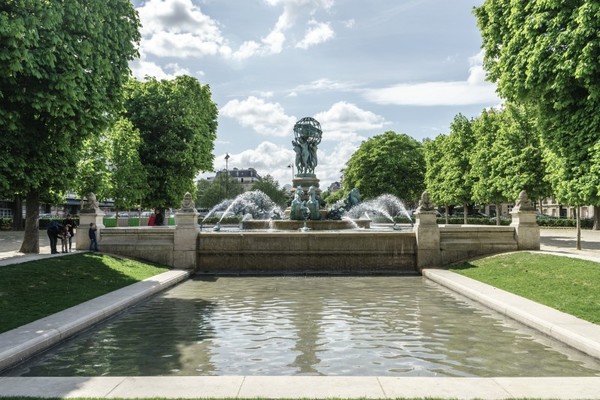 Le joli jardin à l’ombre du Luxembourg à Paris ...