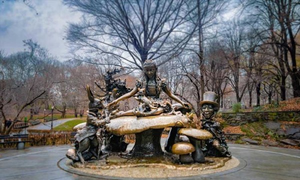 La statue Alice au Pays des Merveilles de Central Park ...