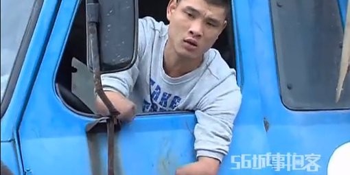 Chine  ...  Un conducteur de camion sans mains !