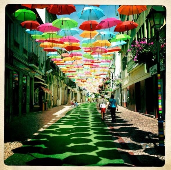 Portugal  ...  Festival de parapluies à Agueda !