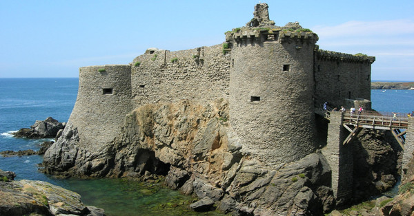 L'île d'Yeu et son Vieux Château vus du ciel ...