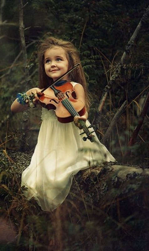 Une adorable petite musicienne  ...