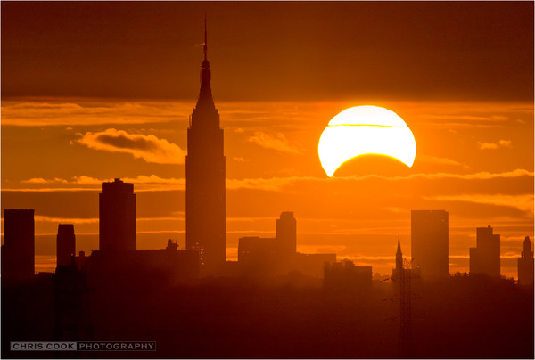 L'image du jour  ...  éclipse à New-York le 3 novembre !