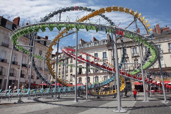 1200 chaises imbriquées deviennent une montagne russe !